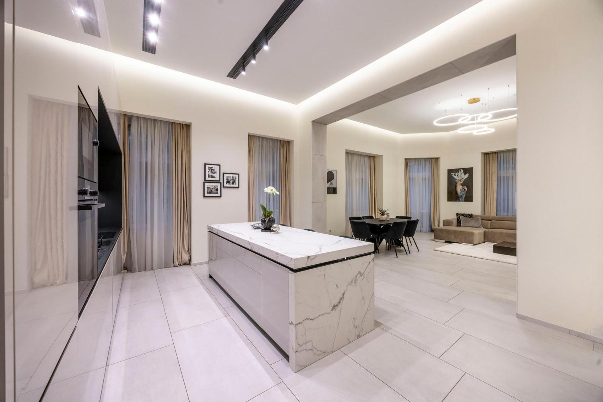 Luxurious High-end Grand In The Center Of * Budapeste