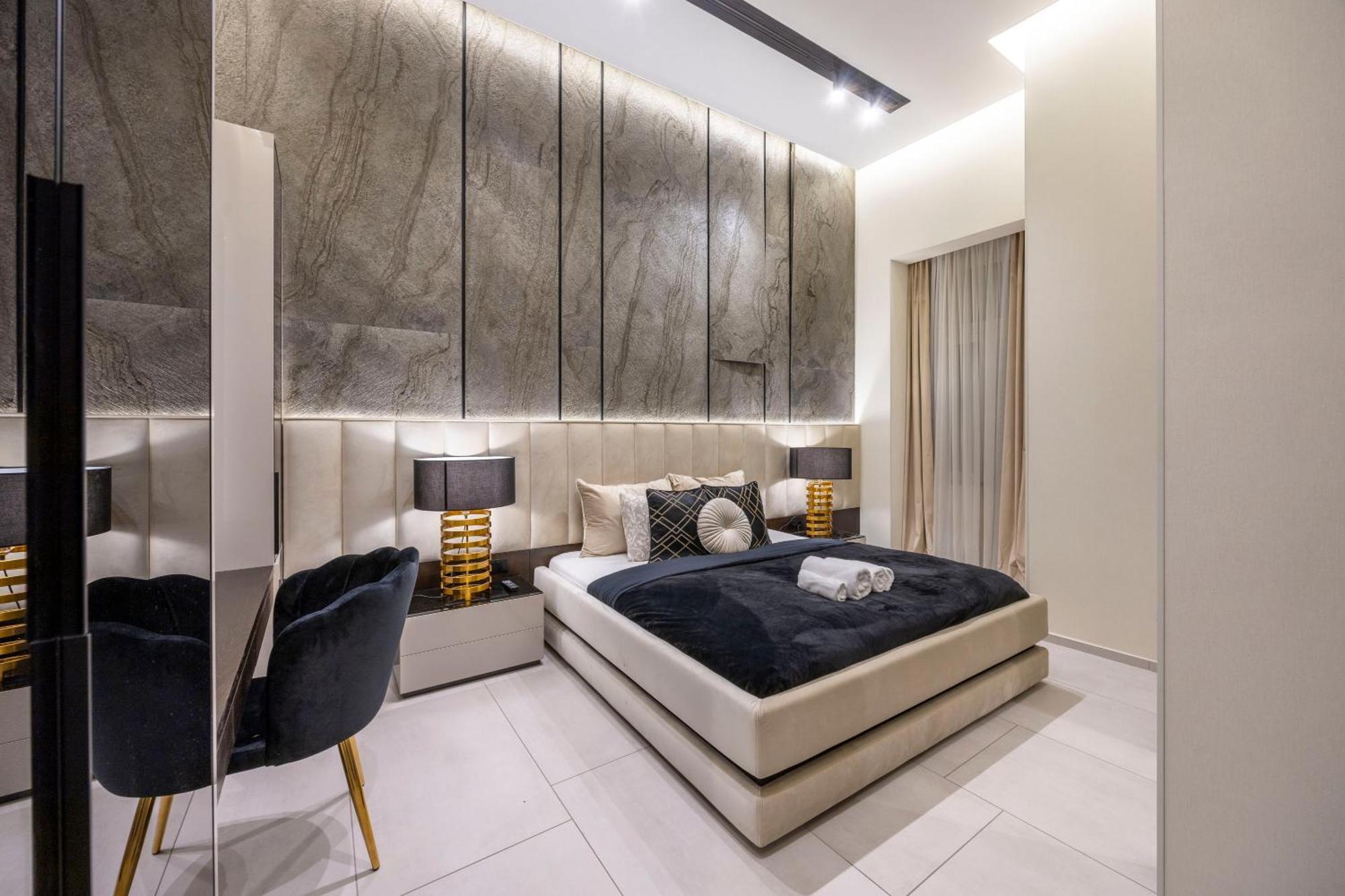 Luxurious High-end Grand In The Center Of